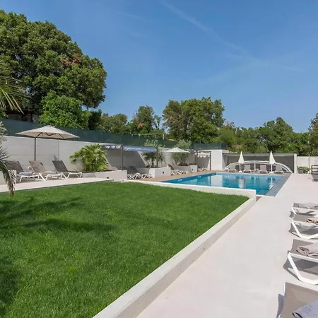 Apartment Mit Gemeinschaftlichem Pool Und Grill *