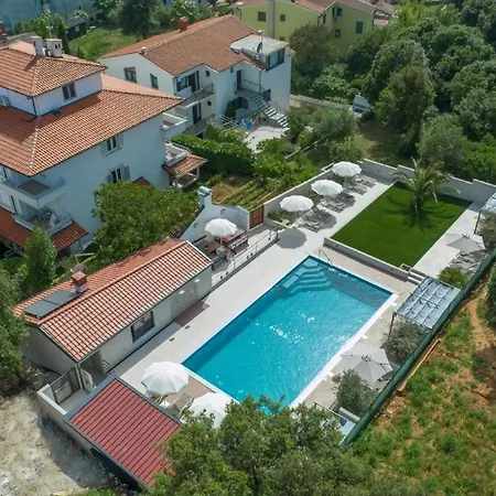 Apartment Mit Gemeinschaftlichem Pool Und Grill