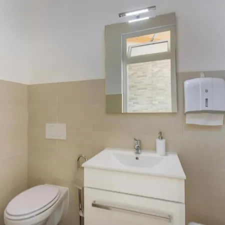 Apartment Mit Gemeinschaftlichem Pool Und Grill
