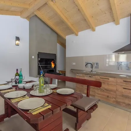Mit Gemeinschaftlichem Pool Und Grill Apartment