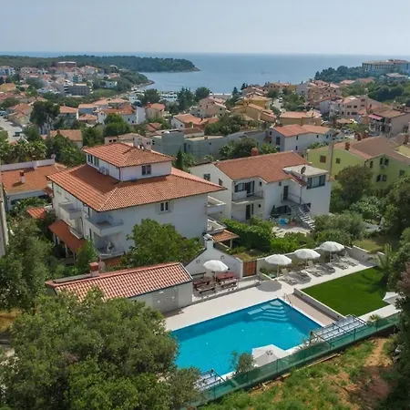 Apartment Mit Gemeinschaftlichem Pool Und Grill