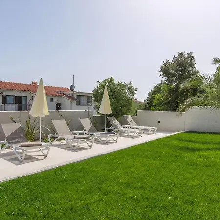 Mit Gemeinschaftlichem Pool Und Grill Apartment *